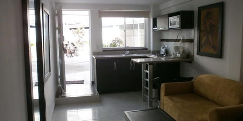 Basic Studio | Private kitchen | Microwave, stovetop, coffee/tea maker, electric kettle