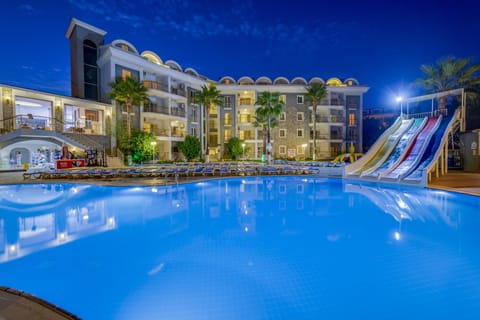 Seasonal outdoor pool, pool umbrellas, sun loungers