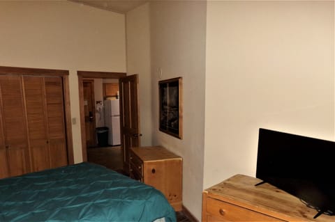 Cabin, Multiple Beds, Mountain View (Arapahoe Lodge 1 Bed 1 Bath ALJP) | Bathroom | Combined shower/tub, hair dryer, towels