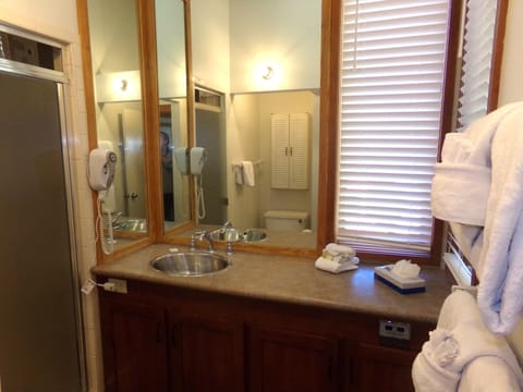 Villa (2 Bedrooms) | Bathroom | Combined shower/tub, free toiletries, hair dryer, towels