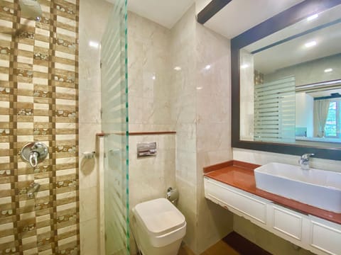 Executive King Room  | Bathroom | Shower, free toiletries, towels