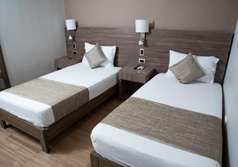 Standard Room, 2 Twin Beds, Ensuite | Individually furnished, desk, free WiFi, bed sheets