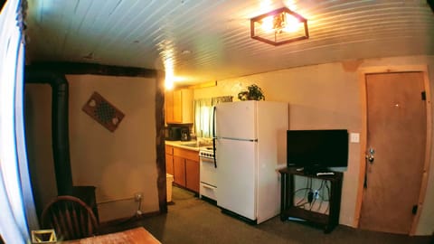 Traditional Cabin, 1 Queen Bed, Fireplace, Mountain View | Private kitchenette | Fridge, microwave, coffee/tea maker