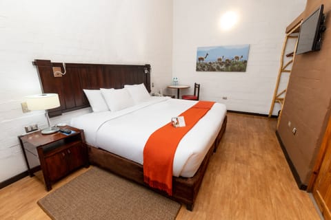 Traditional Room, 1 Queen Bed | In-room safe, soundproofing, bed sheets