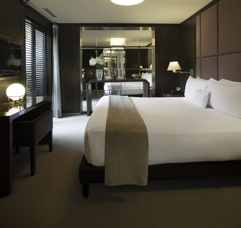 Executive Suite | Premium bedding, minibar, in-room safe, desk