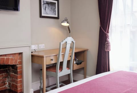 Double Room | Desk, free WiFi, bed sheets