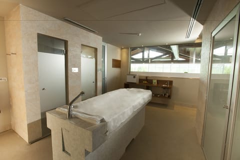 Couples treatment rooms, sauna, spa tub, steam room, Turkish bath