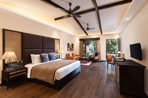 Deluxe Room King Bed River View | Premium bedding, minibar, in-room safe, desk