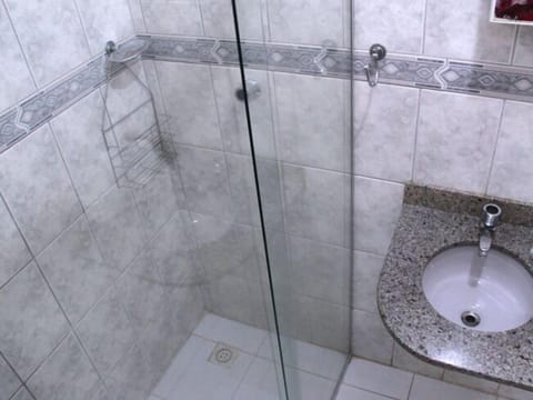 Deluxe Double Room (Terceiro Andar) | Bathroom | Shower, towels