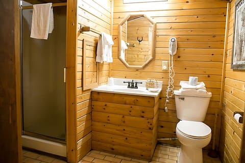 Historical Nugget, Cabin 7 | Bathroom | Shower, rainfall showerhead, free toiletries, hair dryer