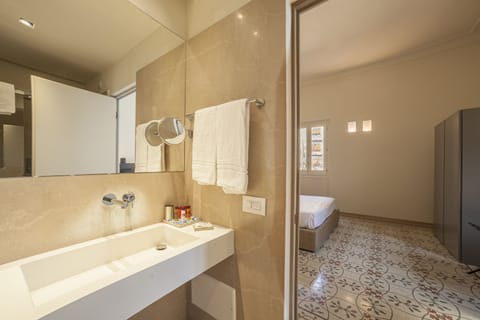 Executive Double Room | Bathroom | Shower, rainfall showerhead, free toiletries, hair dryer