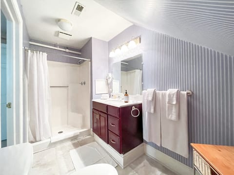Wilson 1 King Bed | Bathroom | Free toiletries, towels