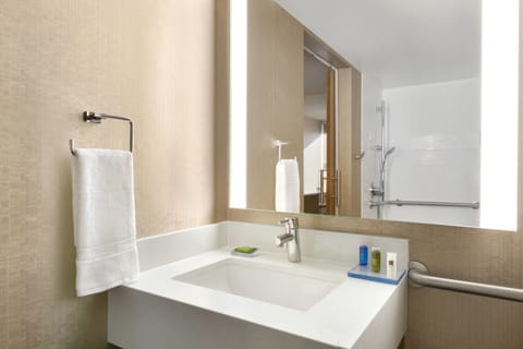 Room, 1 King Bed | Bathroom | Shower, eco-friendly toiletries, hair dryer, towels