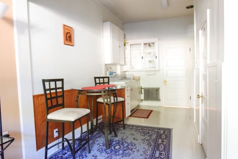 Studio Apartment, 2 Twin Beds | Private kitchen | Coffee/tea maker