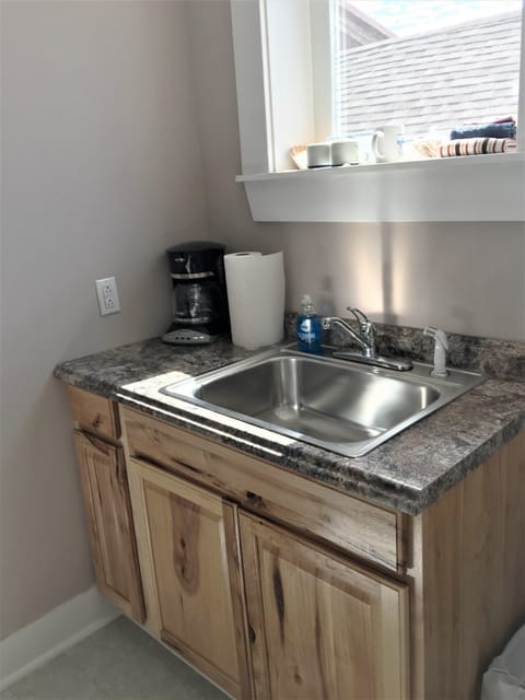 Studio Apartment, 1 Queen Bed - 209 4th Ave | Private kitchen | Coffee/tea maker