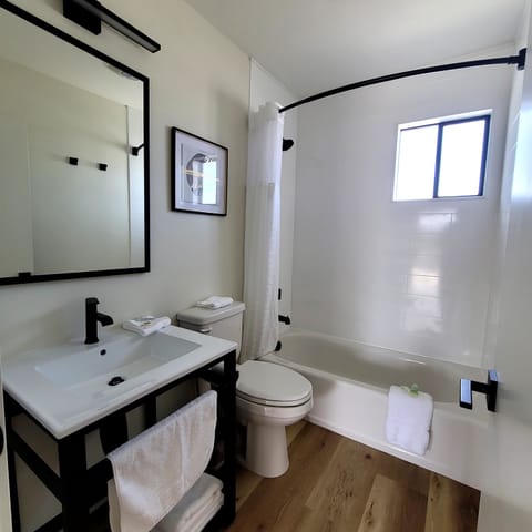 Combined shower/tub, hair dryer, towels