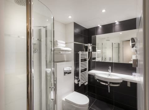 Classic Double Room | Bathroom | Shower, hair dryer, towels