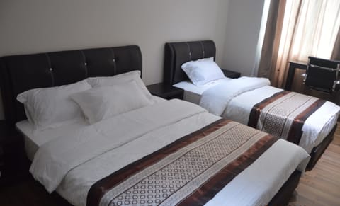 Triple Room | In-room safe, desk, iron/ironing board, free WiFi