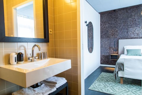 Luxury Room | Bathroom | Shower, rainfall showerhead, free toiletries, hair dryer