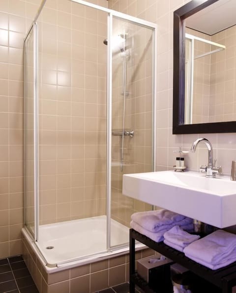 Shower, rainfall showerhead, free toiletries, hair dryer