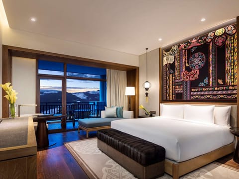 Valley King Room | Premium bedding, down comforters, pillowtop beds, minibar