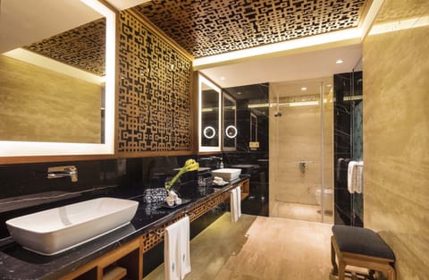 Panoramic Suite | Bathroom | Separate tub and shower, deep soaking tub, rainfall showerhead
