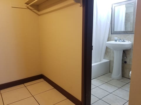 Combined shower/tub, free toiletries, towels