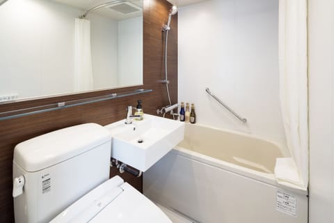 Combined shower/tub, deep soaking tub, free toiletries, hair dryer