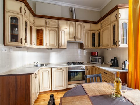 Villa Rosa Apartment Happy Hours (address: ul. Ksiecia Jozefa Poniatowskiego 4/1) | Private kitchen | Full-size fridge, microwave, stovetop, coffee/tea maker