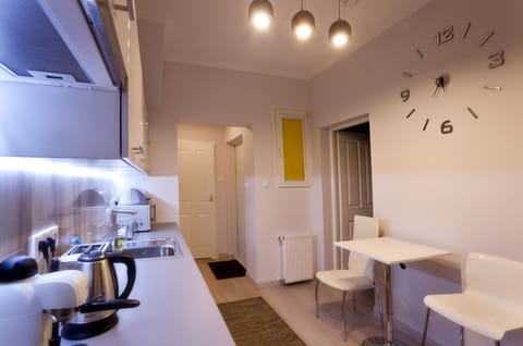 Happy Hours Apartment (address: ul. Grunwaldzka 40/1) | Private kitchen | Full-size fridge, microwave, stovetop, coffee/tea maker
