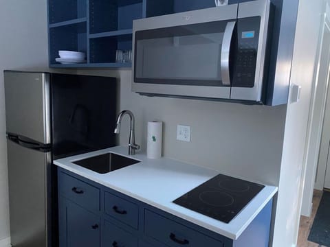 Queen Studio - Not Pet Friendly | Private kitchenette | Fridge, microwave