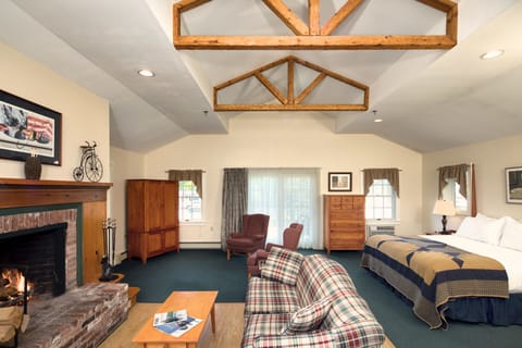 Rockport King Suite - Not Pet Friendly | Desk, iron/ironing board, free WiFi, bed sheets