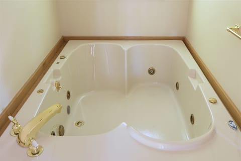 King Cottage Jacuzzi - Not Pet Friendly | Room amenity