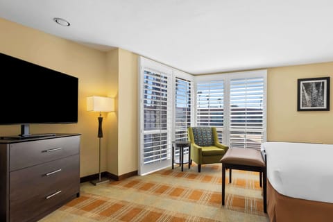 Suite, 1 King Bed, Non Smoking, Kitchenette | In-room safe, desk, iron/ironing board, cribs/infant beds