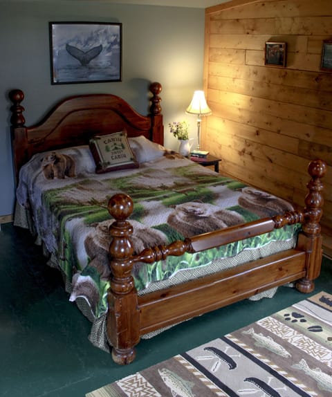 Alaska Cabin | Individually decorated, individually furnished, desk, laptop workspace