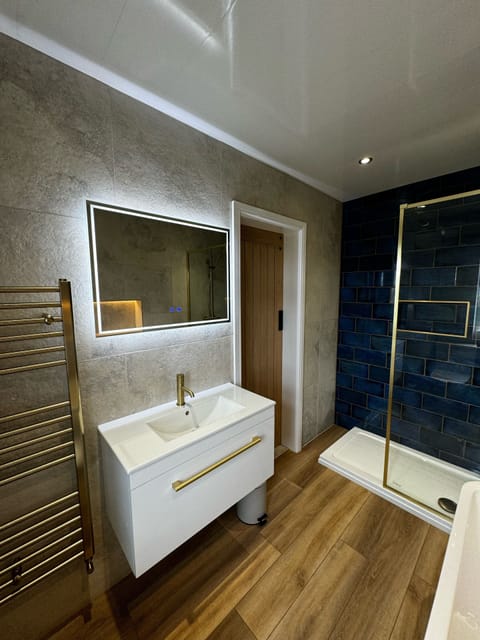 Deluxe Double Room | Bathroom | Combined shower/tub, free toiletries, hair dryer, towels