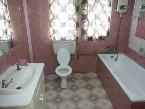 Triple Room, Private Bathroom | Bathroom | Free toiletries, towels