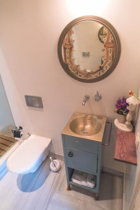 Junior Suite | Bathroom | Shower, free toiletries, hair dryer, slippers