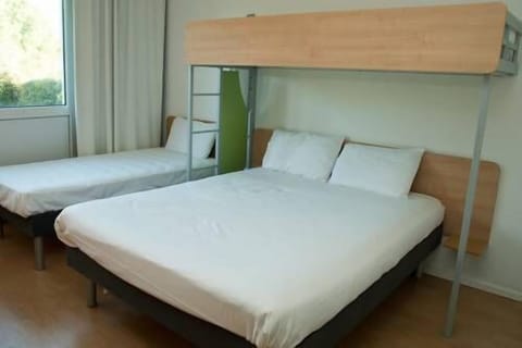 Family Room | Desk, iron/ironing board, free WiFi