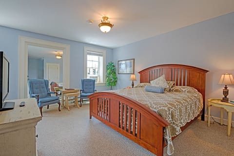 Basic Room, 1 King Bed | Individually decorated, individually furnished, iron/ironing board
