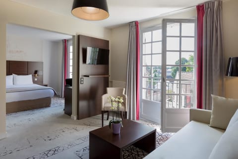 Suite, 1 King Bed, Non Smoking (Dining Table;with Sofabed) | In-room safe, desk, iron/ironing board, free WiFi