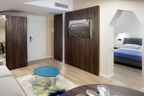 Junior Suite | Minibar, desk, soundproofing, iron/ironing board