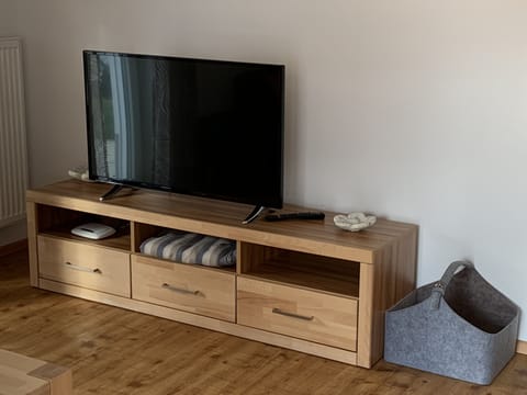 Comfort Apartment, 3 Twin Beds, Accessible (Geheimtipp) | Television