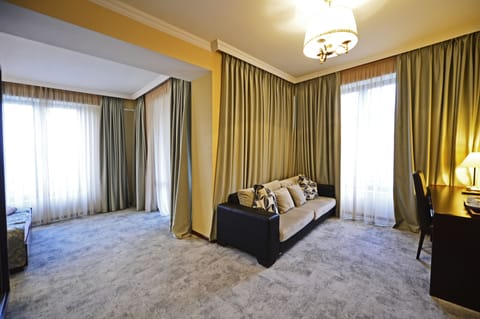 Junior Suite | Living room | Flat-screen TV