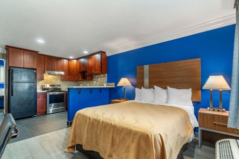 Studio Suite, 1 King Bed | Premium bedding, pillowtop beds, desk, laptop workspace