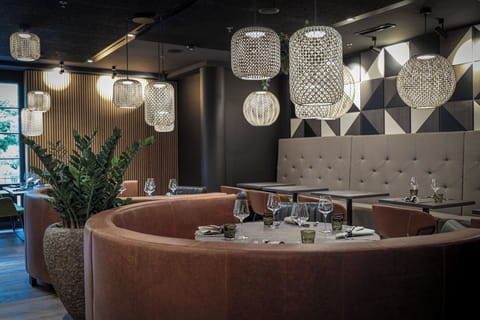 Breakfast, lunch, dinner served; international cuisine 