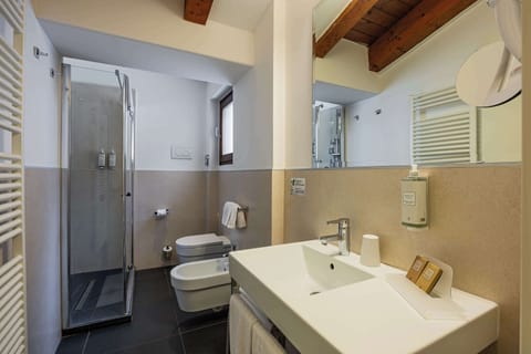 Standard Triple Room, 1 King Bed | Bathroom | Shower, eco-friendly toiletries, hair dryer, bidet