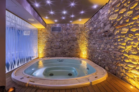 Sauna, spa tub