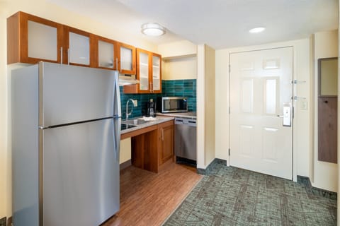 Full-size fridge, microwave, stovetop, dishwasher