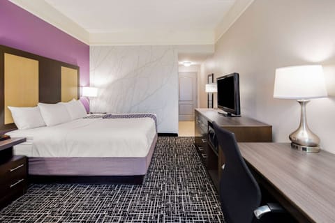Room, 1 King Bed, Non Smoking | Premium bedding, desk, iron/ironing board, free WiFi
